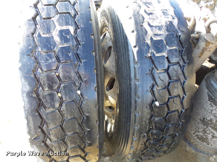 image for item DA3589 2003 International 9200i semi truck