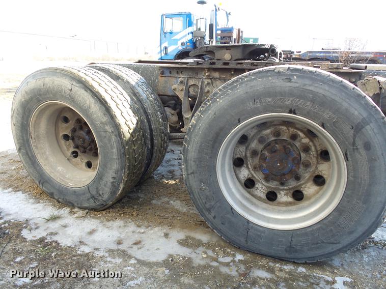 image for item DA3589 2003 International 9200i semi truck