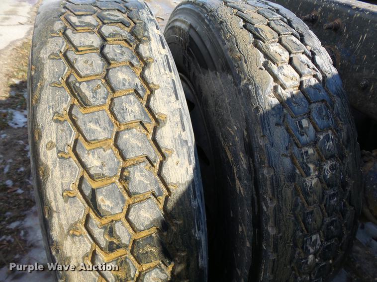 image for item DA3589 2003 International 9200i semi truck