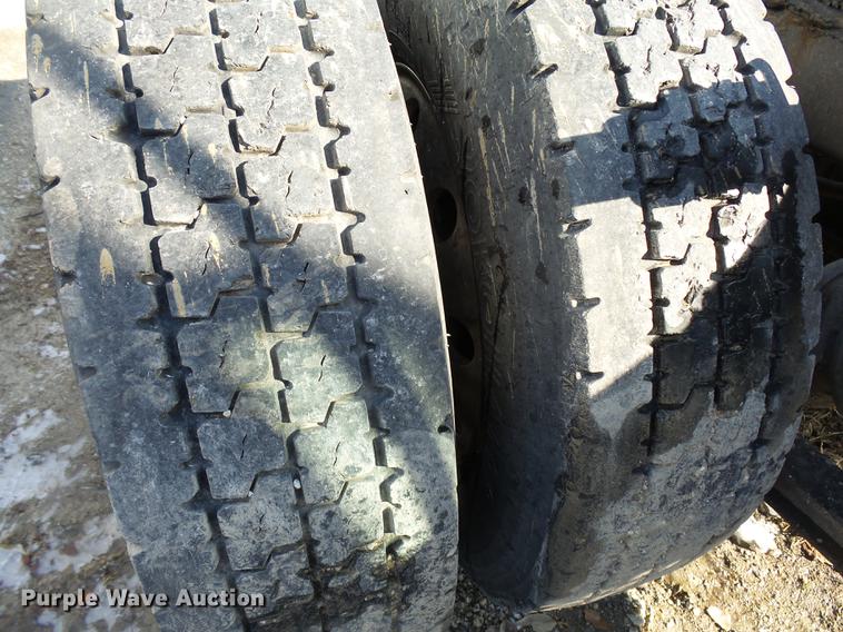 image for item DA3589 2003 International 9200i semi truck