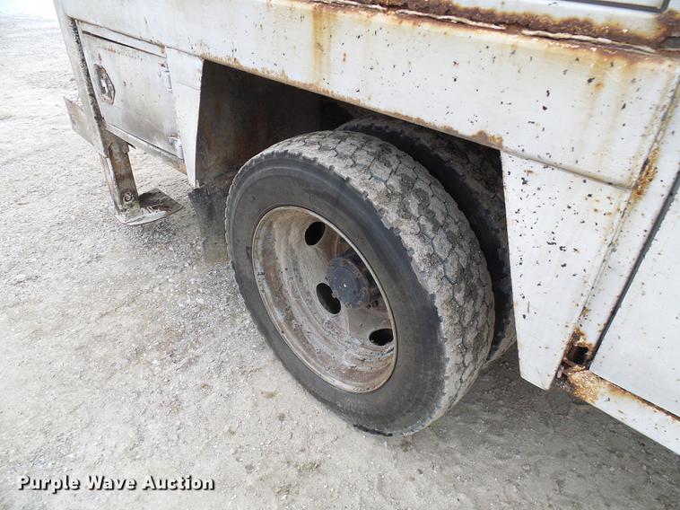 image for item DB2089 2001 Ford F550 Super Duty service truck with crane