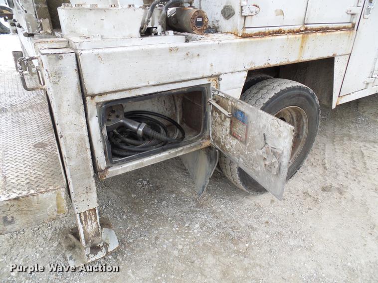 image for item DB2089 2001 Ford F550 Super Duty service truck with crane