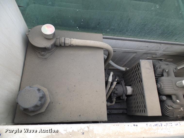 image for item DB2089 2001 Ford F550 Super Duty service truck with crane