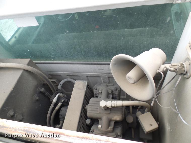 image for item DB2089 2001 Ford F550 Super Duty service truck with crane