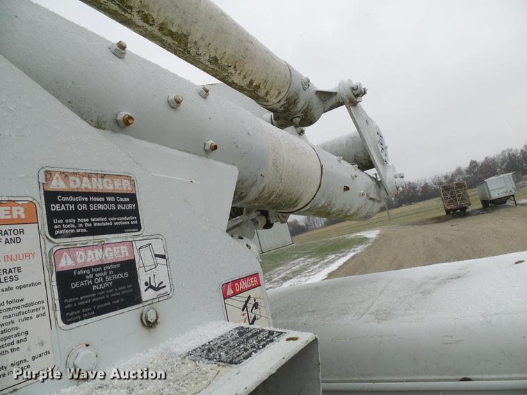 image for item DB2107 1995 International 4700 bucket truck