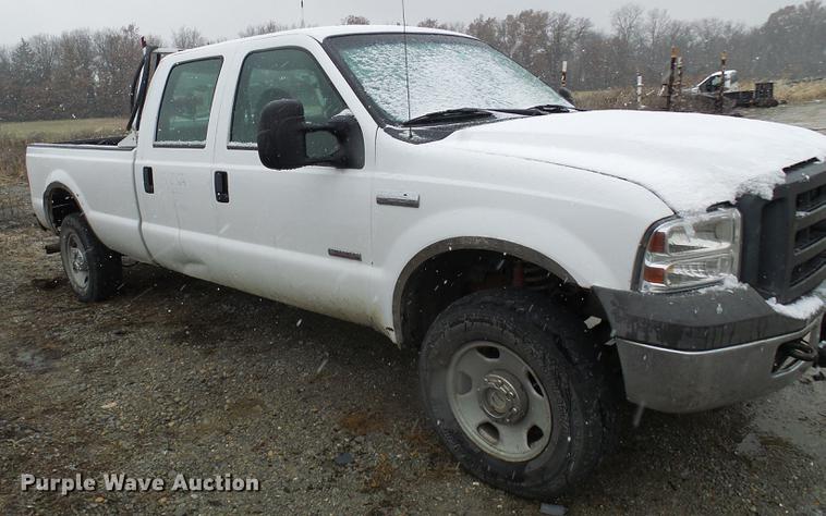 image for item DB2110 2005 Ford F350 Super Duty Crew Cab pickup truck