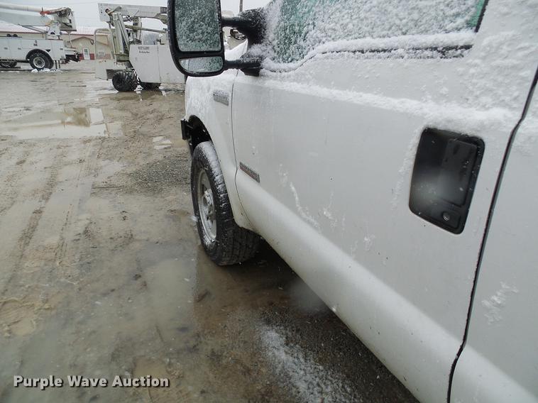 image for item DB2110 2005 Ford F350 Super Duty Crew Cab pickup truck