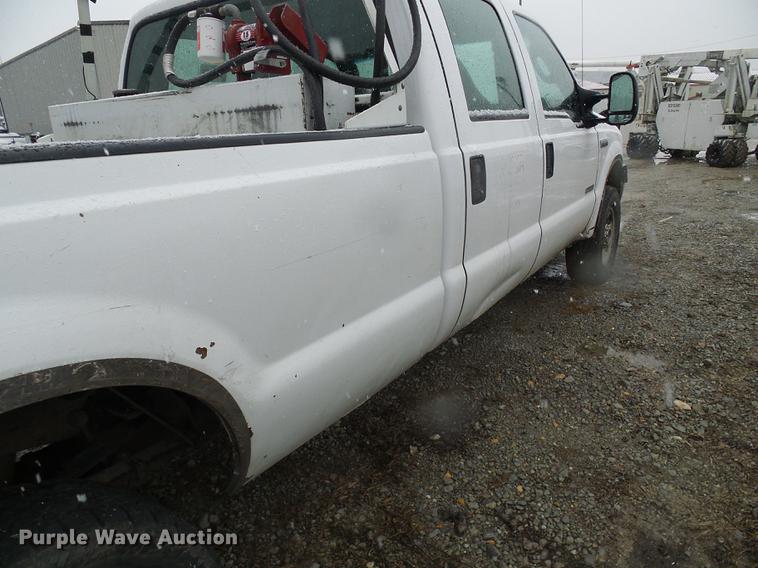 image for item DB2110 2005 Ford F350 Super Duty Crew Cab pickup truck