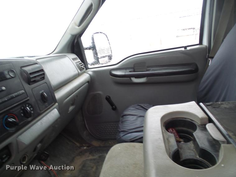 image for item DB2110 2005 Ford F350 Super Duty Crew Cab pickup truck