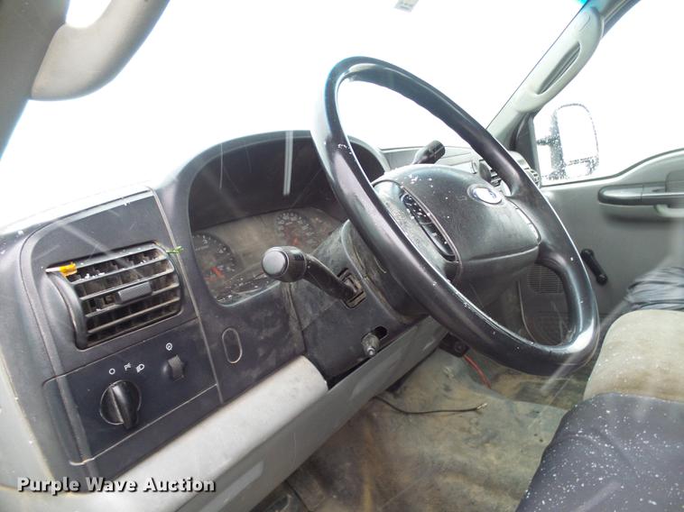 image for item DB2110 2005 Ford F350 Super Duty Crew Cab pickup truck