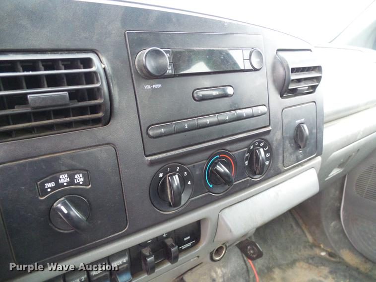 image for item DB2110 2005 Ford F350 Super Duty Crew Cab pickup truck