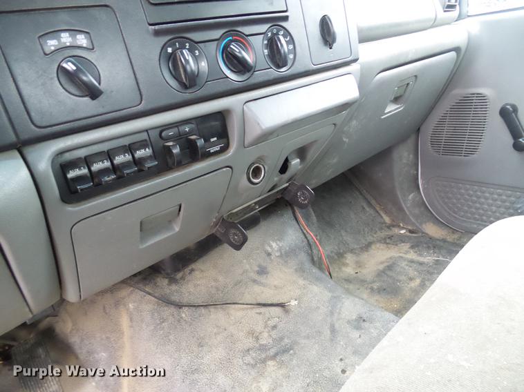 image for item DB2110 2005 Ford F350 Super Duty Crew Cab pickup truck