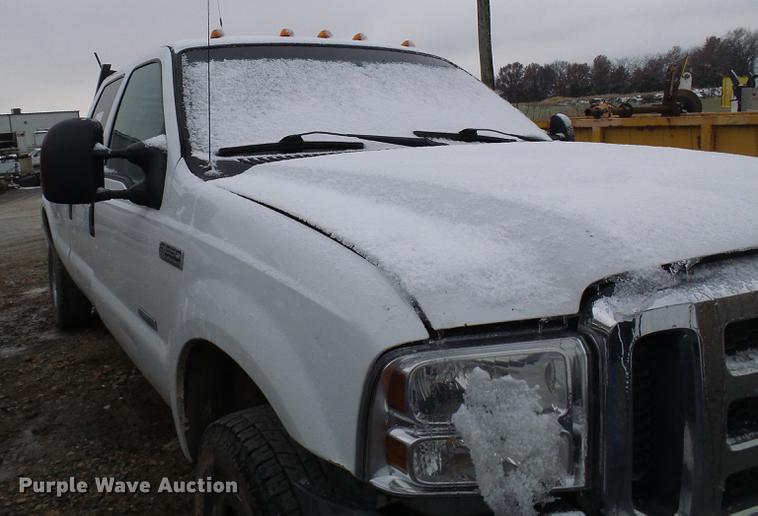 image for item DB2115 2006 Ford F350 Super Duty Crew Cab pickup truck