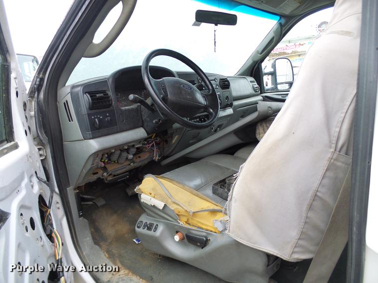 image for item DB2115 2006 Ford F350 Super Duty Crew Cab pickup truck