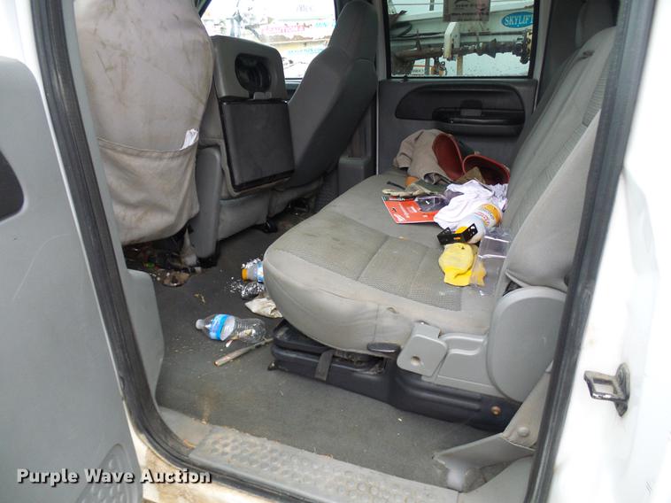 image for item DB2115 2006 Ford F350 Super Duty Crew Cab pickup truck