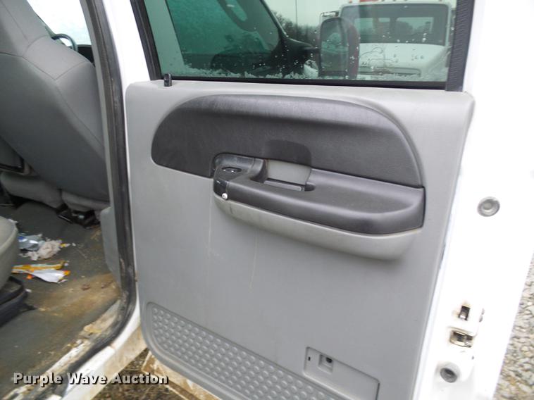 image for item DB2115 2006 Ford F350 Super Duty Crew Cab pickup truck