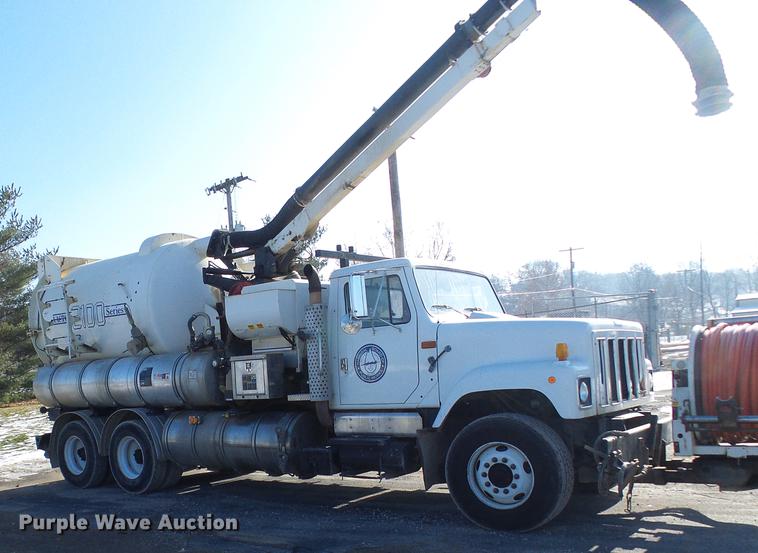 image for item DB2117 1998 International 2554 vacuum truck