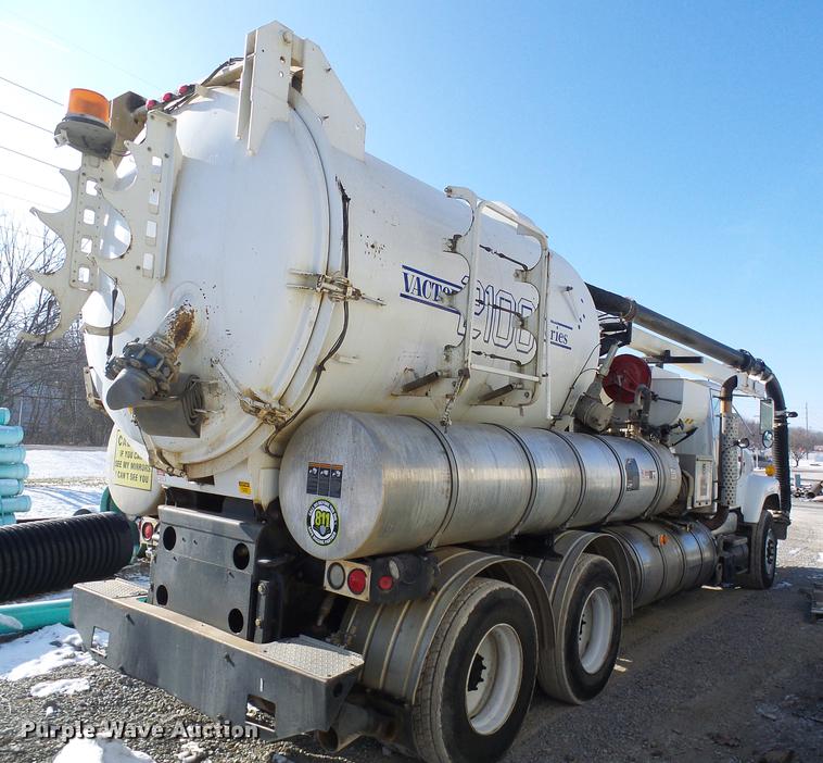 image for item DB2117 1998 International 2554 vacuum truck