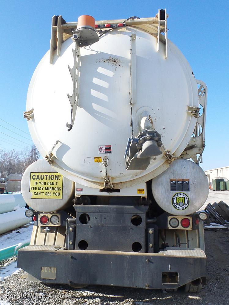 image for item DB2117 1998 International 2554 vacuum truck