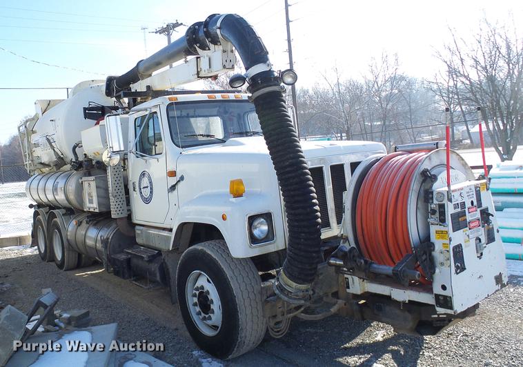 image for item DB2117 1998 International 2554 vacuum truck