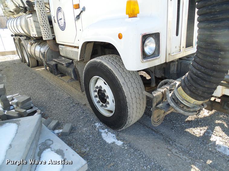 image for item DB2117 1998 International 2554 vacuum truck