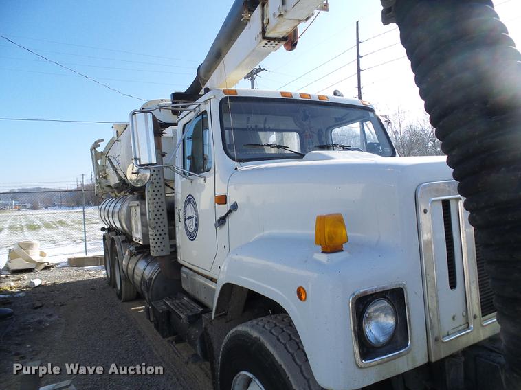 image for item DB2117 1998 International 2554 vacuum truck