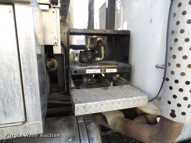 image for item DB2117 1998 International 2554 vacuum truck