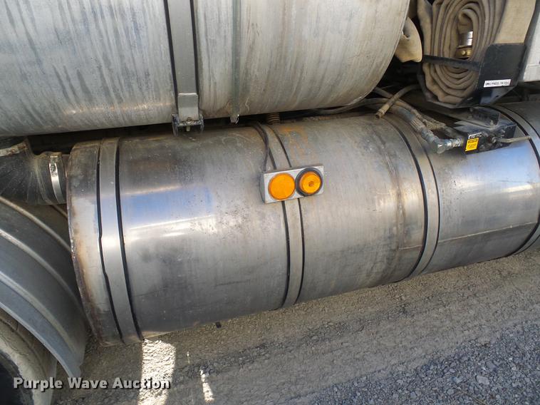 image for item DB2117 1998 International 2554 vacuum truck