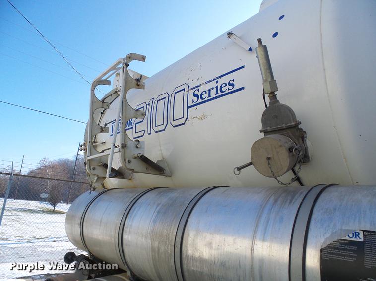 image for item DB2117 1998 International 2554 vacuum truck