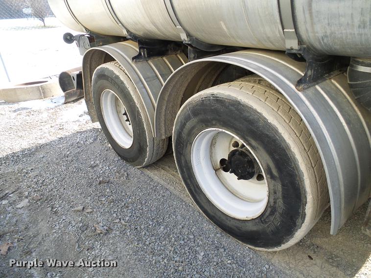 image for item DB2117 1998 International 2554 vacuum truck