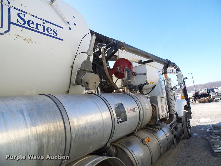 image for item DB2117 1998 International 2554 vacuum truck