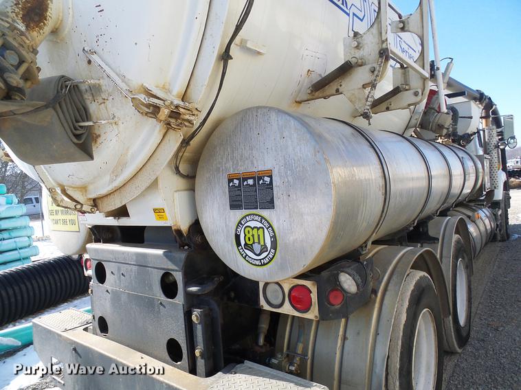 image for item DB2117 1998 International 2554 vacuum truck