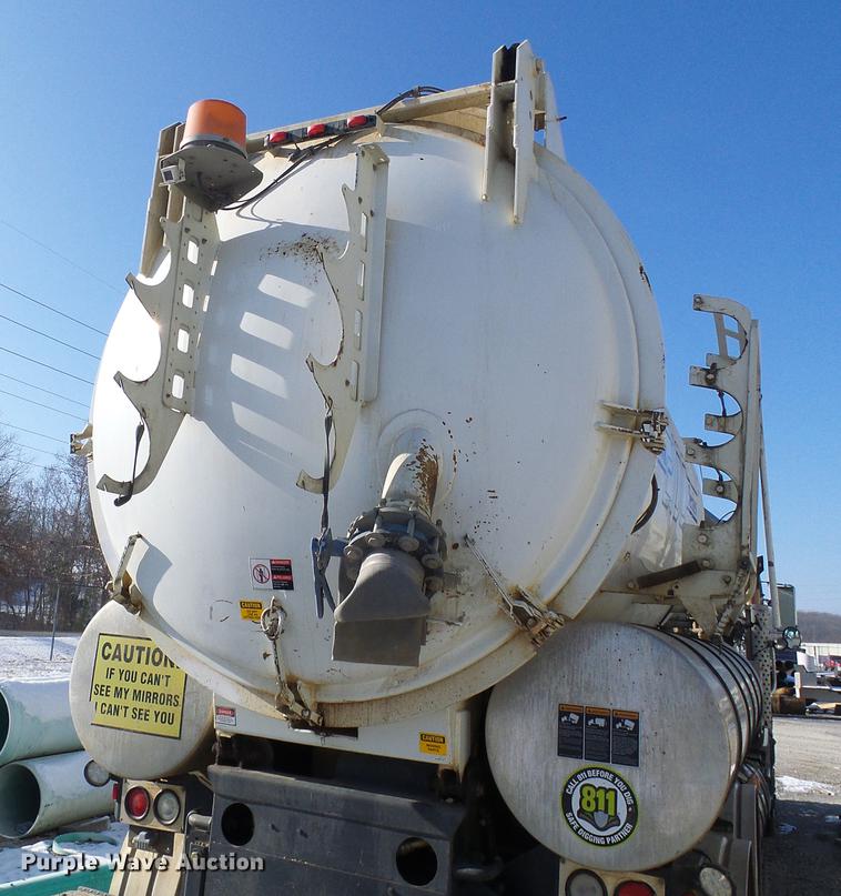 image for item DB2117 1998 International 2554 vacuum truck