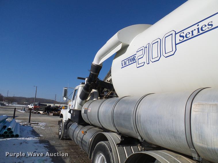 image for item DB2117 1998 International 2554 vacuum truck