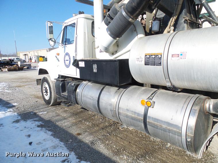 image for item DB2117 1998 International 2554 vacuum truck