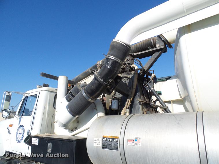 image for item DB2117 1998 International 2554 vacuum truck
