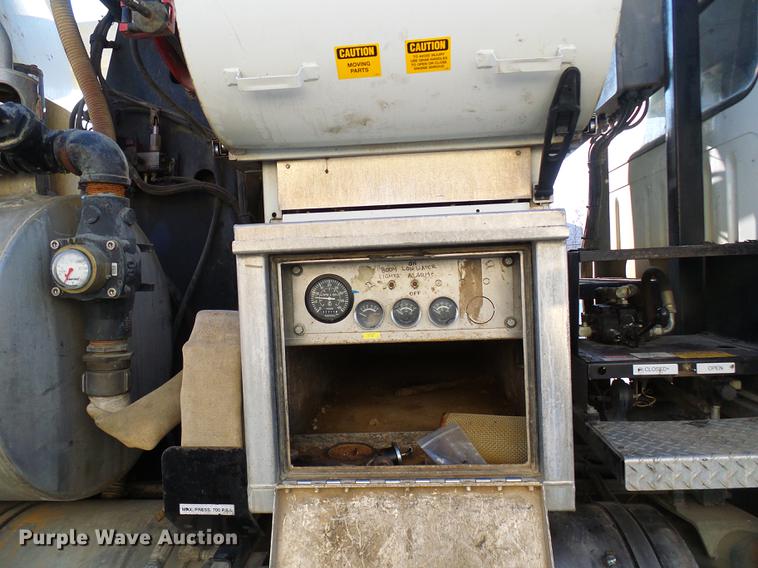 image for item DB2117 1998 International 2554 vacuum truck