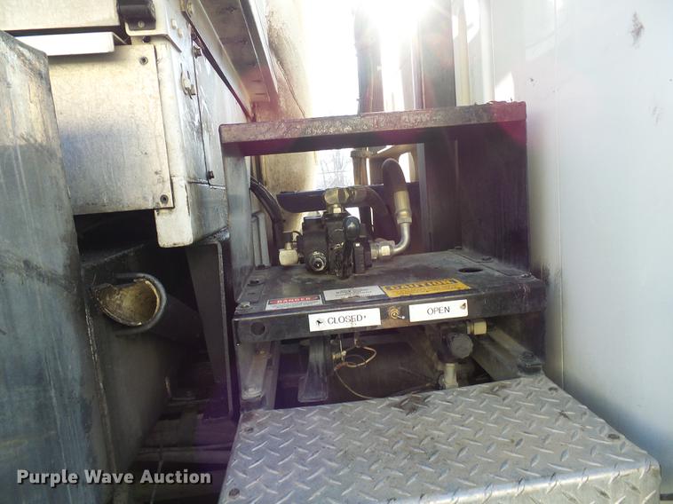 image for item DB2117 1998 International 2554 vacuum truck