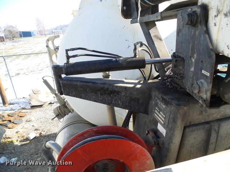 image for item DB2117 1998 International 2554 vacuum truck