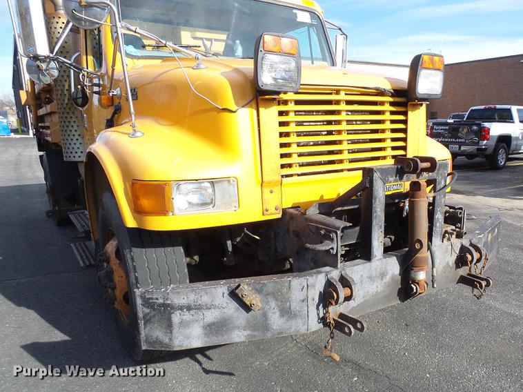 image for item DB2118 2002 International 4900 dump truck