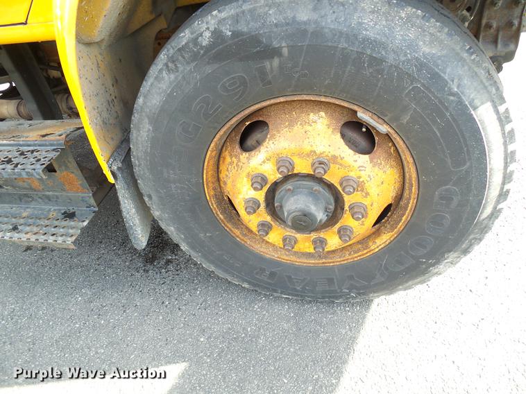 image for item DB2118 2002 International 4900 dump truck