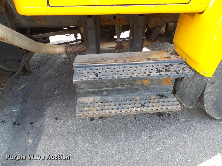 image for item DB2118 2002 International 4900 dump truck