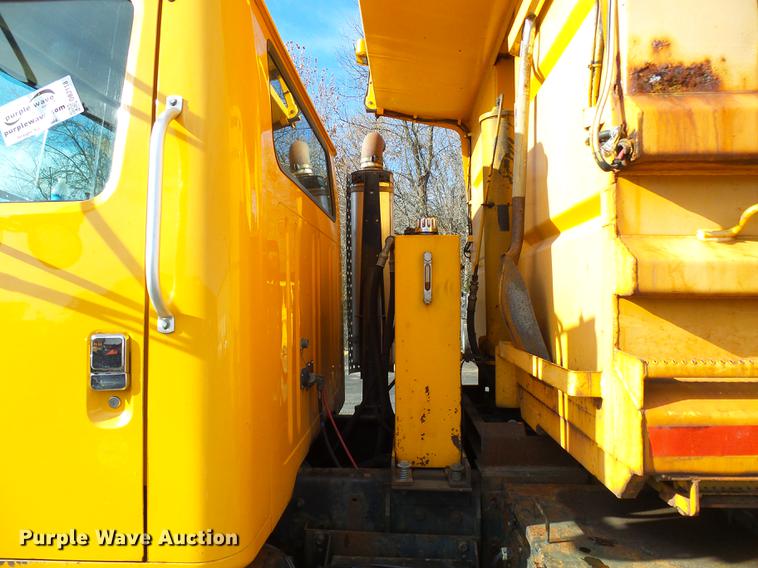 image for item DB2118 2002 International 4900 dump truck