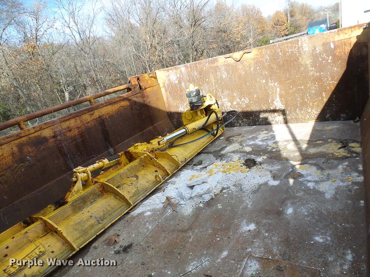 image for item DB2118 2002 International 4900 dump truck