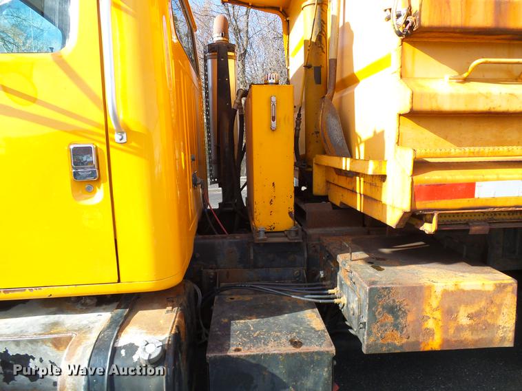 image for item DB2118 2002 International 4900 dump truck