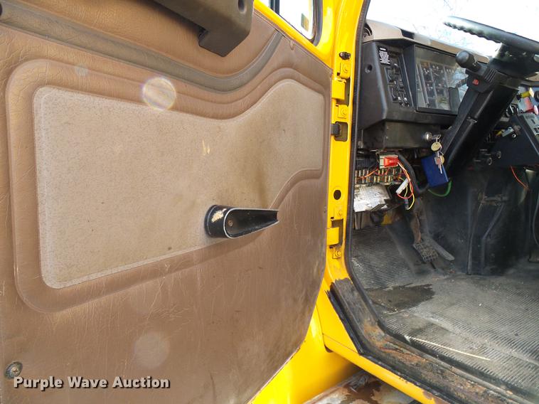 image for item DB2118 2002 International 4900 dump truck