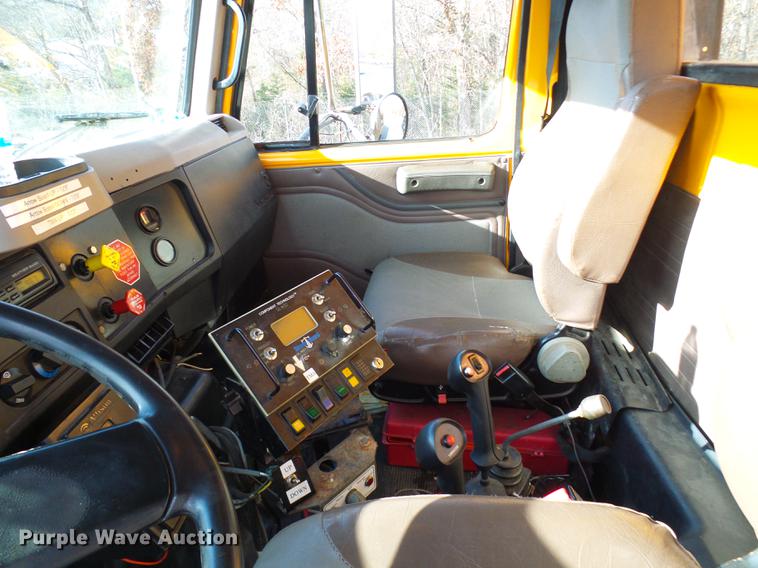 image for item DB2118 2002 International 4900 dump truck