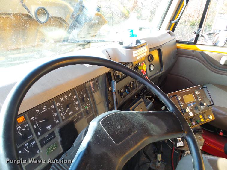 image for item DB2118 2002 International 4900 dump truck