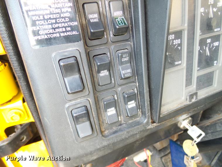 image for item DB2118 2002 International 4900 dump truck