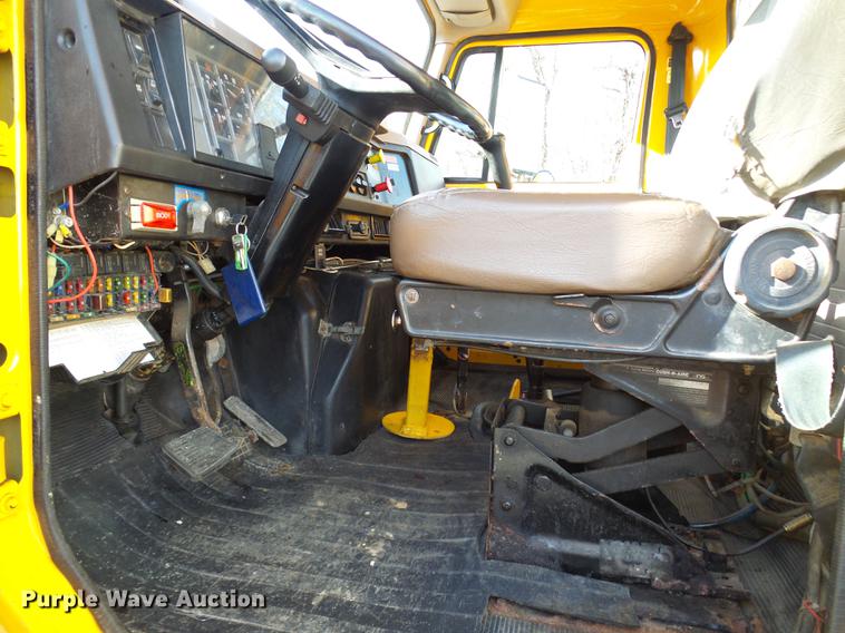 image for item DB2119 2000 International 4900 dump truck